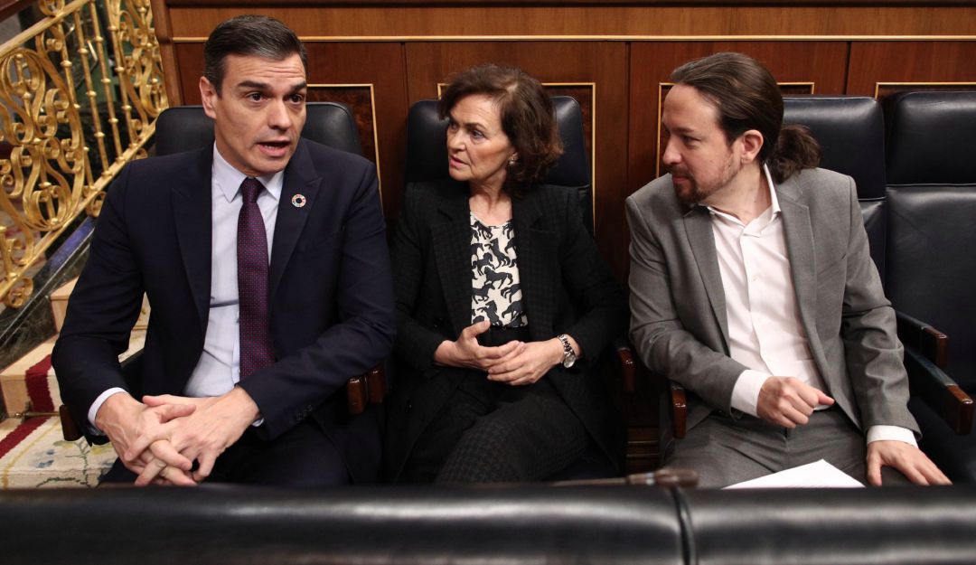 El presidente del Gobierno, Pedro Sánchez; la vicepresidenta primera del Gobierno, Carmen Calvo; y el vicepresidente segundo y ministro de Derechos Sociales y Agenda 2030, Pablo Iglesias El presidente del Gobierno, Pedro Sánchez; la vicepresidenta primera del Gobierno, Carmen Calvo; y el vicepresidente segundo y ministro de Derechos Sociales y Agenda 2030, Pablo Iglesias