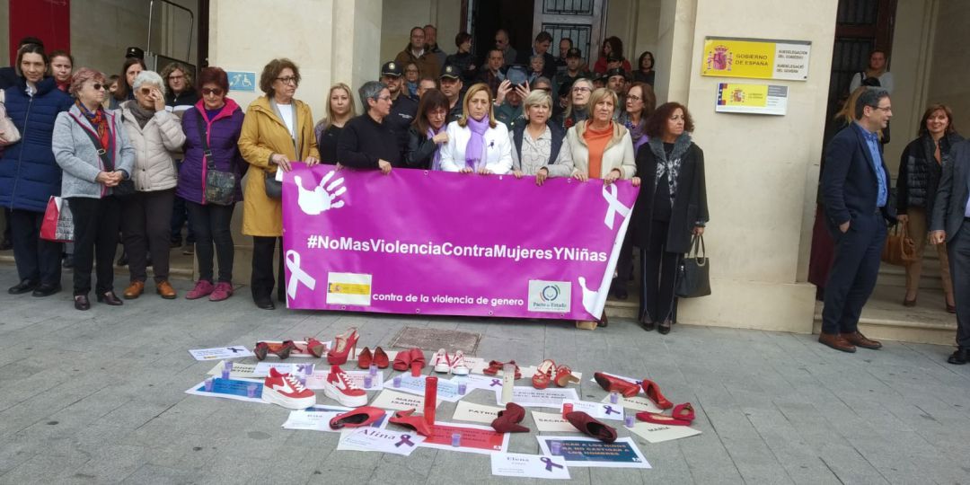 Concentración en la Subdelegación de Gobierno en Alicante por el crimen machista de Moraira, el primero de 2020 en la Comunitat Valenciana Concentración en la Subdelegación de Gobierno en Alicante por el crimen machista de Moraira, el primero de 2020 en la Comunitat Valenciana
