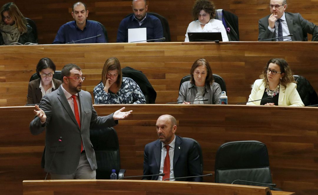 Adrián Barbón, durante el turno de preguntas al Presidente. JGPA Adrián Barbón, durante el turno de preguntas al Presidente. JGPA