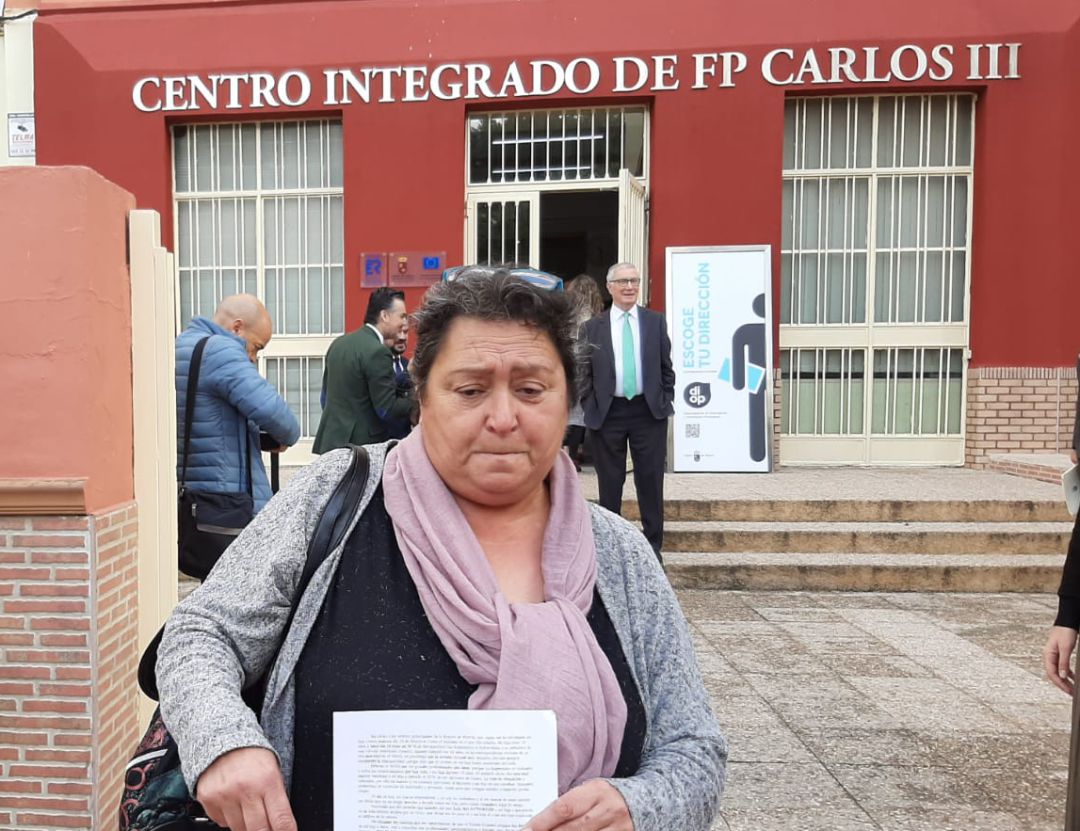 María Martínez Conesa, frente a la puerta del Carlos III, sosteniendo la carta que ha entregado a los miembros del gobierno regional María Martínez Conesa, frente a la puerta del Carlos III, sosteniendo la carta que ha entregado a los miembros del gobierno regional