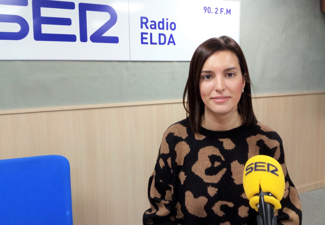 Paula Martínez Sáez, experta en técnicas de marketing online, en el estudio de Radio Elda SER Paula Martínez Sáez, experta en técnicas de marketing online, en el estudio de Radio Elda SER