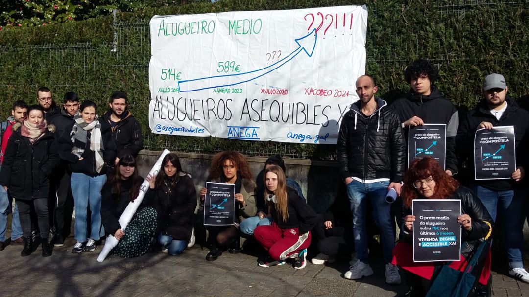 Los estudiantes protestan, delante de una pancarta, por el imparable incremento de los precios del alquiler en Santiago Los estudiantes protestan, delante de una pancarta, por el imparable incremento de los precios del alquiler en Santiago
