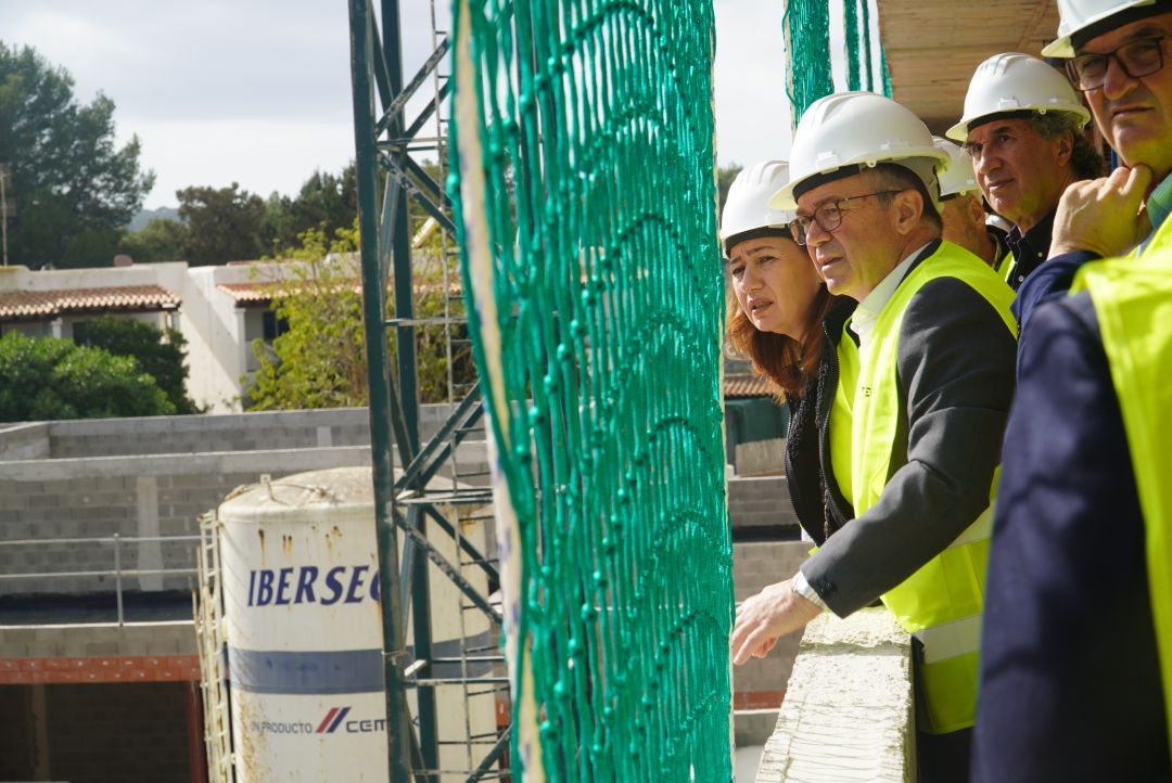 Francina Armengol, Josep Marí Ribas y Martí March en su visita a las obras del colegio de ses Planes. Francina Armengol, Josep Marí Ribas y Martí March en su visita a las obras del colegio de ses Planes.