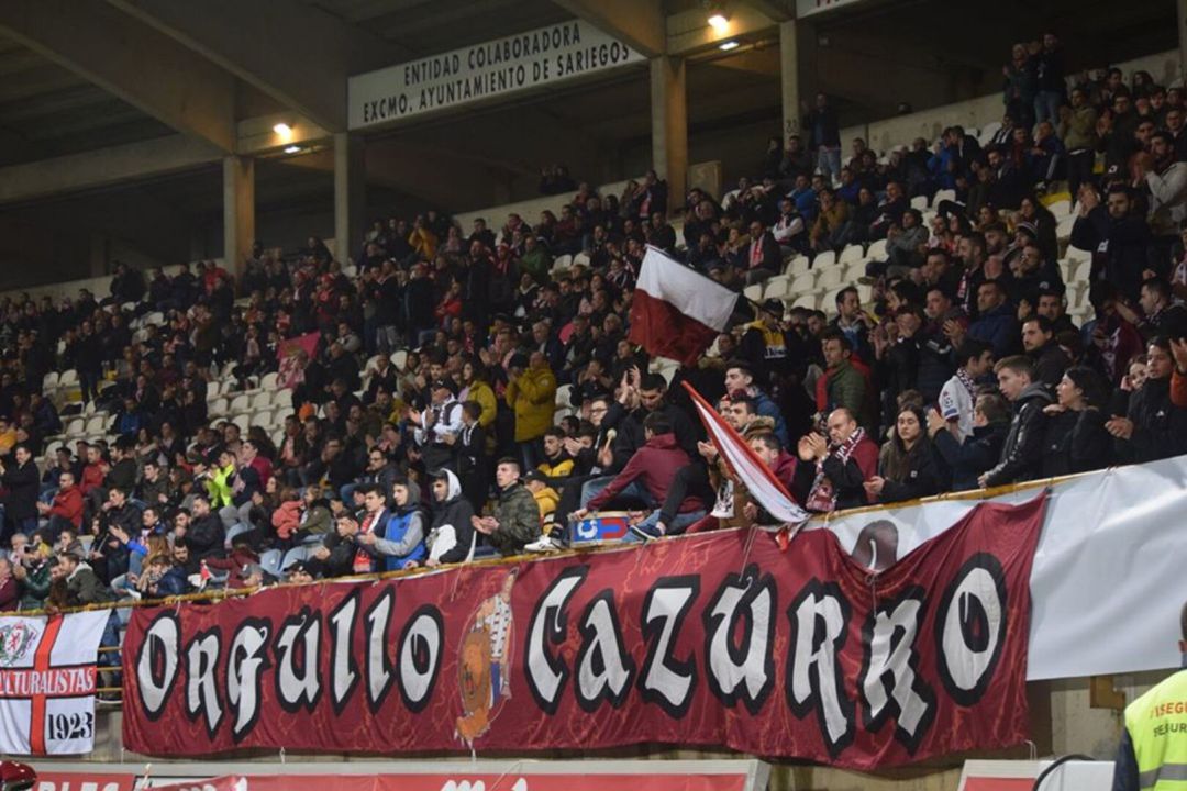 El momento de la discordia: la pancarta de "Orgullo Cazurro" tapó el lema de la nueva grada de animación El momento de la discordia: la pancarta de "Orgullo Cazurro" tapó el lema de la nueva grada de animación