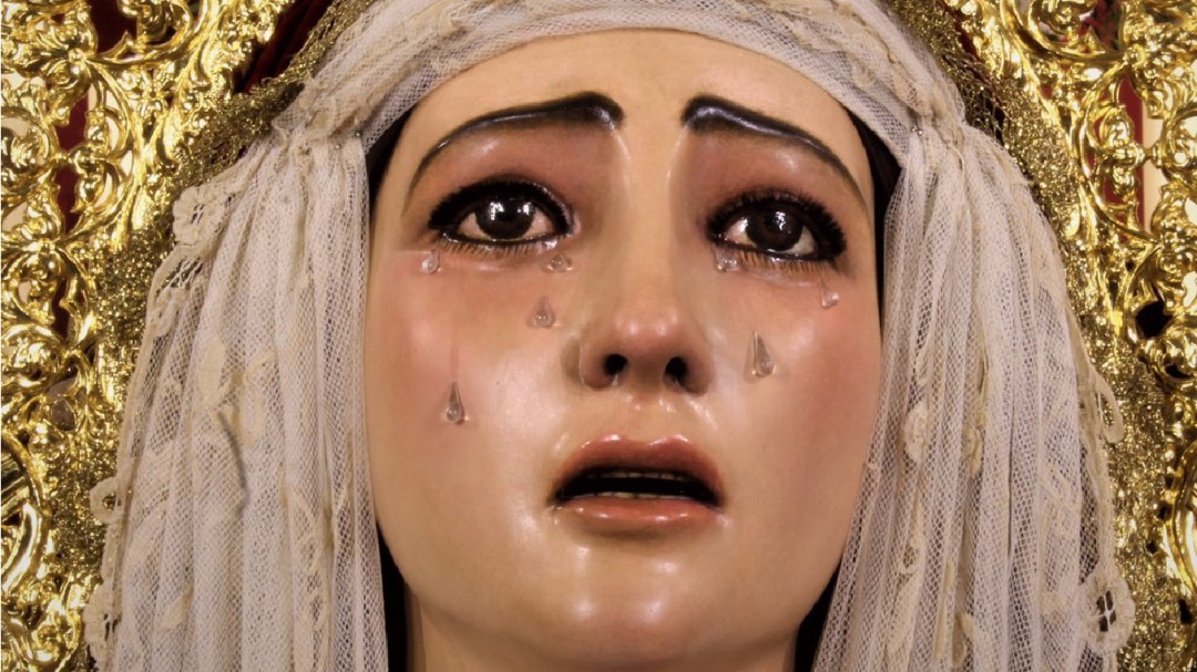 El antes y el después de la Virgen de Guía de La Lanzada tras restaurarla Miñarro