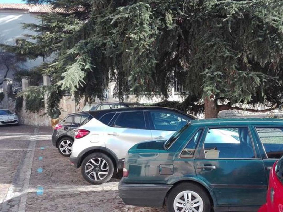 Coches aparcados en la zona azúl de la calle de las Damas Coches aparcados en la zona azúl de la calle de las Damas