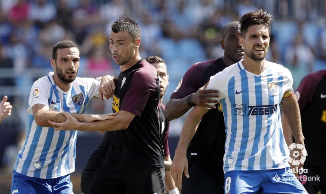 Javi Fuego (segundo por la izquierda) defiende al asturiano David Lombán durante el partido contra el Málaga Javi Fuego (segundo por la izquierda) defiende al asturiano David Lombán durante el partido contra el Málaga