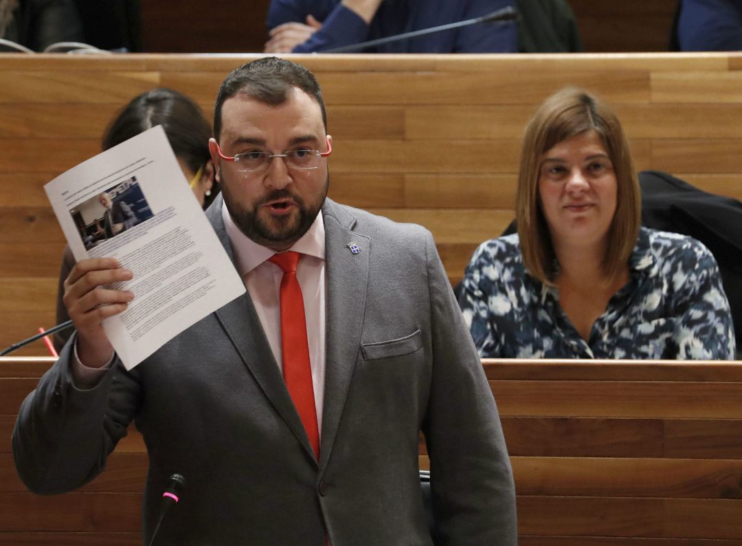 El presidente, Adrián Barbón, respondiendo a las preguntas sobre la industria. El presidente, Adrián Barbón, respondiendo a las preguntas sobre la industria.