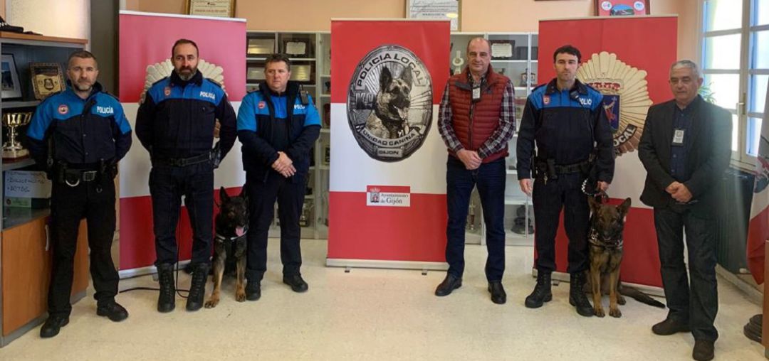 Miembros de la Policía Local de Gijón con integrantes de la Policía Municipal de Bilbao. Miembros de la Policía Local de Gijón con integrantes de la Policía Municipal de Bilbao.