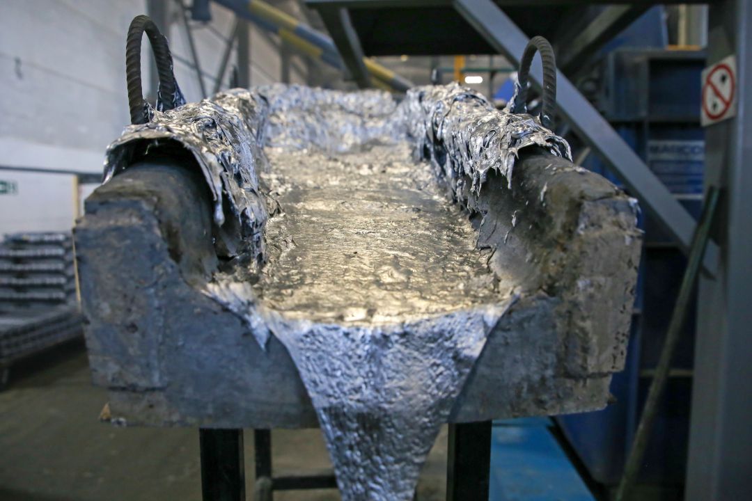 Una parte de un horno de fundición de aluminio en Rusia. Una parte de un horno de fundición de aluminio en Rusia.