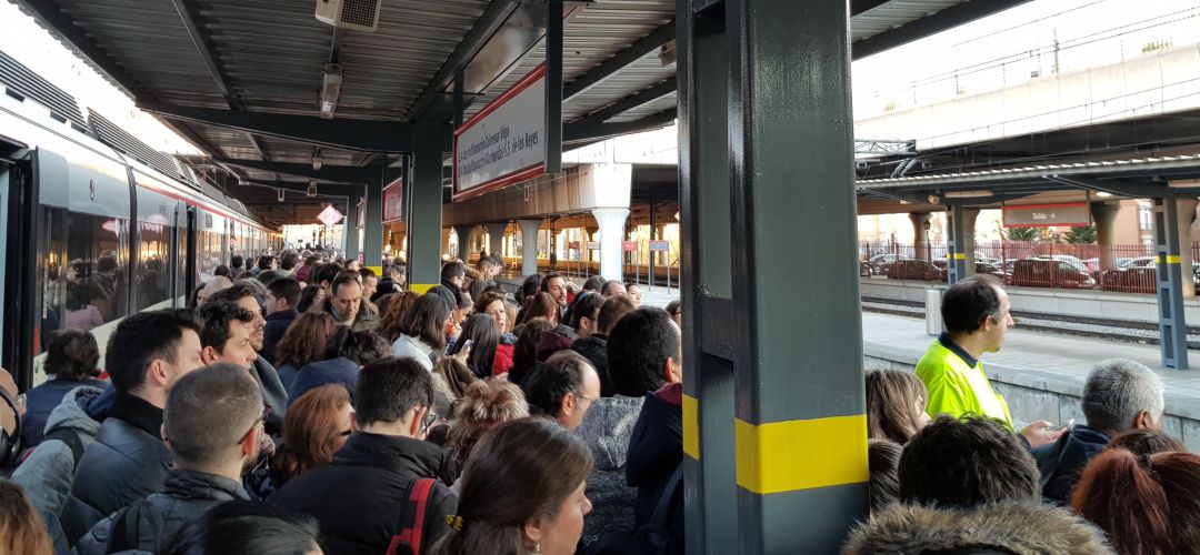 El desalojo del tren ha provocado que los andenes quedaran colapsados en Villaverde Bajo El desalojo del tren ha provocado que los andenes quedaran colapsados en Villaverde Bajo