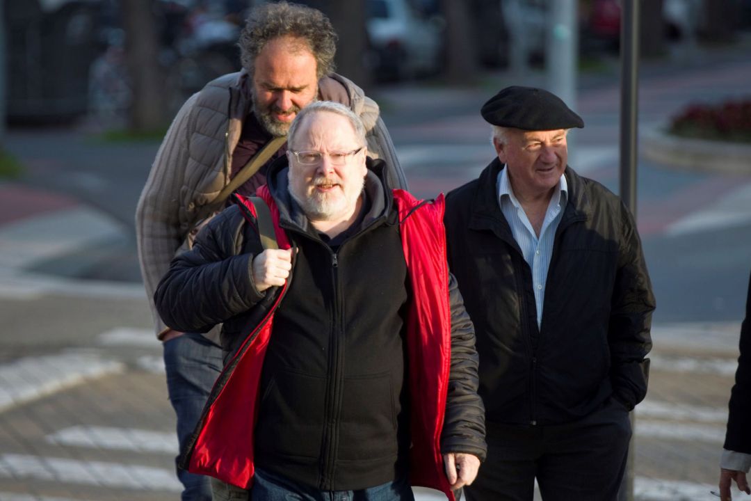 El principal implicado en el caso por las presuntas falsificaciones de grafitos en el yacimiento alavés de Iruña-Veleia, Eliseo Gil, a su llegada al palacio de Justicia de Vitoria, para acudir a la vista oral. El principal implicado en el caso por las presuntas falsificaciones de grafitos en el yacimiento alavés de Iruña-Veleia, Eliseo Gil, a su llegada al palacio de Justicia de Vitoria, para acudir a la vista oral.
