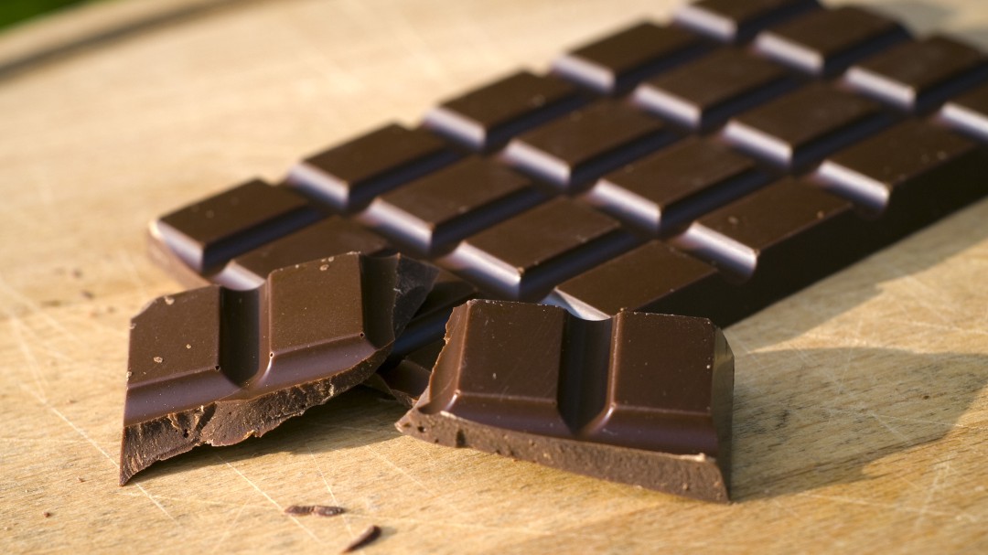 Sanidad alerta del riesgo de consumir esta tableta de chocolate si eres alérgico o intolerante a la leche
