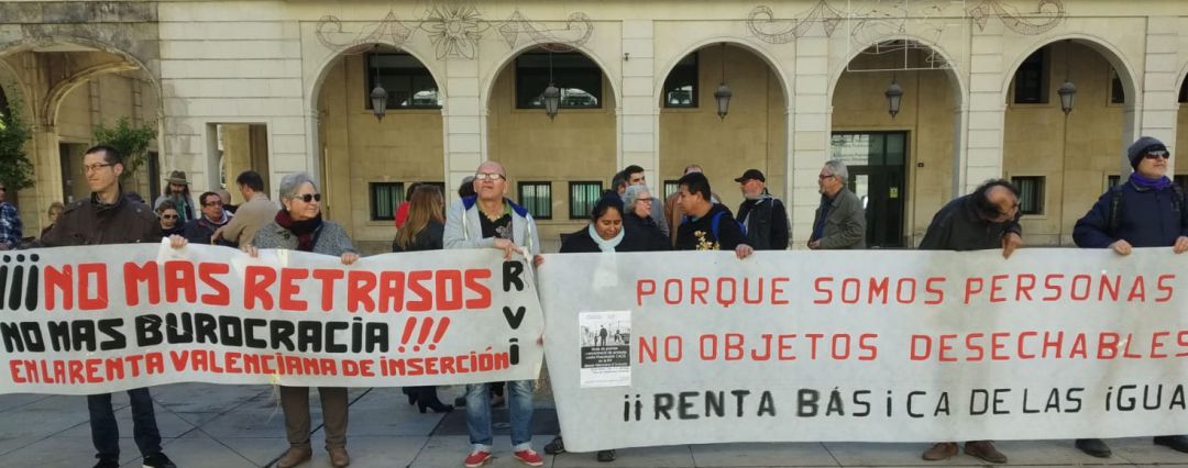 Afectados por la RVI protestan ante el Ayuntamiento de Alicante Afectados por la RVI protestan ante el Ayuntamiento de Alicante
