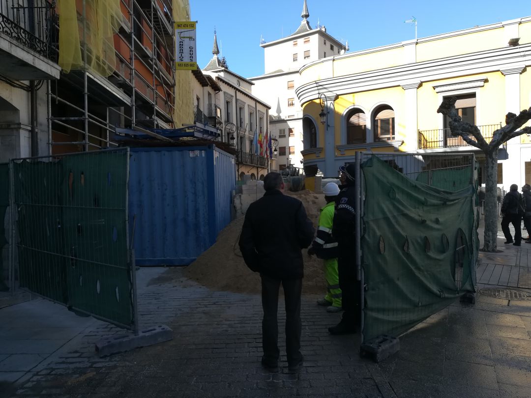 El Ayuntamiento hace gestiones con la constructora para intentar liberar espacio que permita el paso de las carrozas El Ayuntamiento hace gestiones con la constructora para intentar liberar espacio que permita el paso de las carrozas