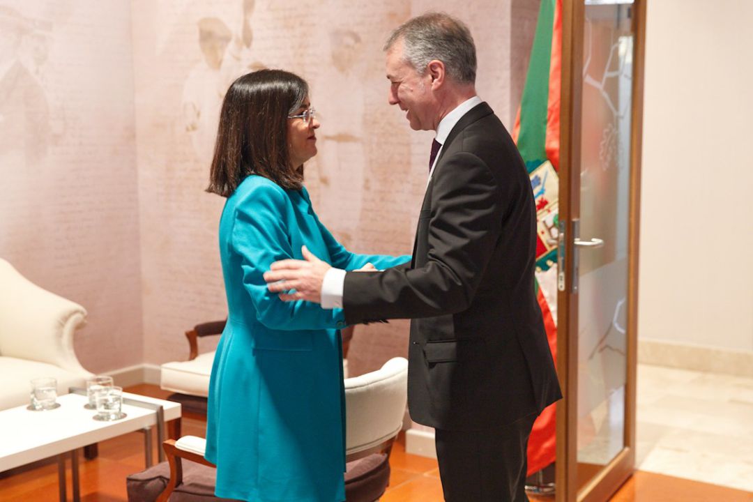 El lehendakari, Iñigo Urkullu (d), recibe este jueves en Vitoria a la ministra de Política Territorial, Carolina Darias (i), antes de reunirse para concretar el calendario de transferencias pendientes, que incluirá la gestión del régimen económico de la Seguridad Social El lehendakari, Iñigo Urkullu (d), recibe este jueves en Vitoria a la ministra de Política Territorial, Carolina Darias (i), antes de reunirse para concretar el calendario de transferencias pendientes, que incluirá la gestión del régimen económico de la Seguridad Social