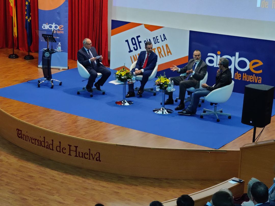 De izquierda a derecha: el director de Radio Huelva Miguel Doña, el Consejero de Industria Juan Bravo, el presidente de AIQBe Carlos Ortíz y el ingeniero youtuber invitado David Calle De izquierda a derecha: el director de Radio Huelva Miguel Doña, el Consejero de Industria Juan Bravo, el presidente de AIQBe Carlos Ortíz y el ingeniero youtuber invitado David Calle