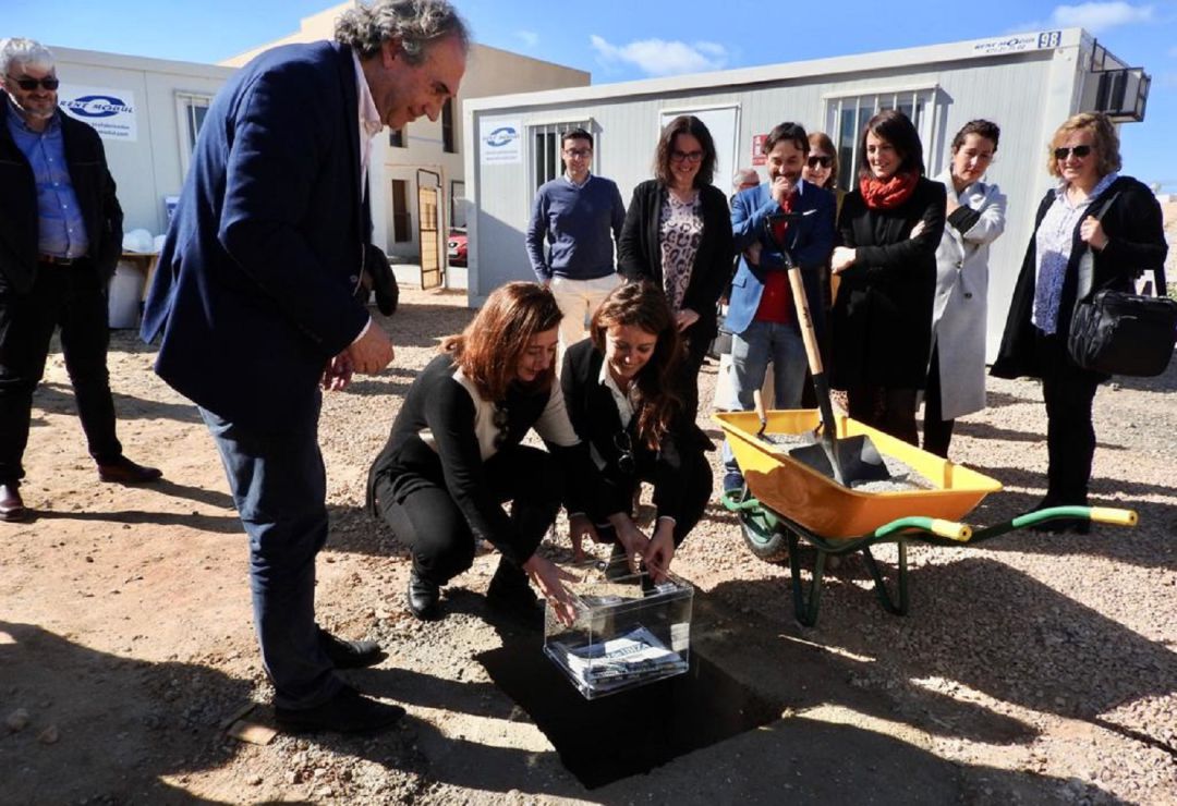 Un momento durante la puesta de la primera piedra Un momento durante la puesta de la primera piedra