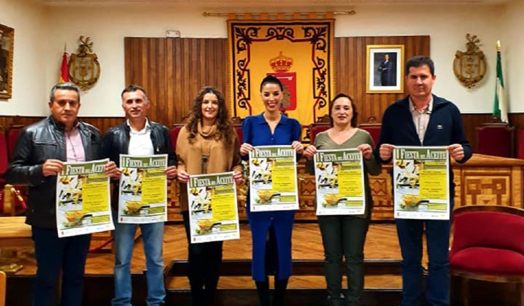 Responsables municipales de Villacarrillo con los carteles promocionales de la I Fiesta del Aceite. Responsables municipales de Villacarrillo con los carteles promocionales de la I Fiesta del Aceite.