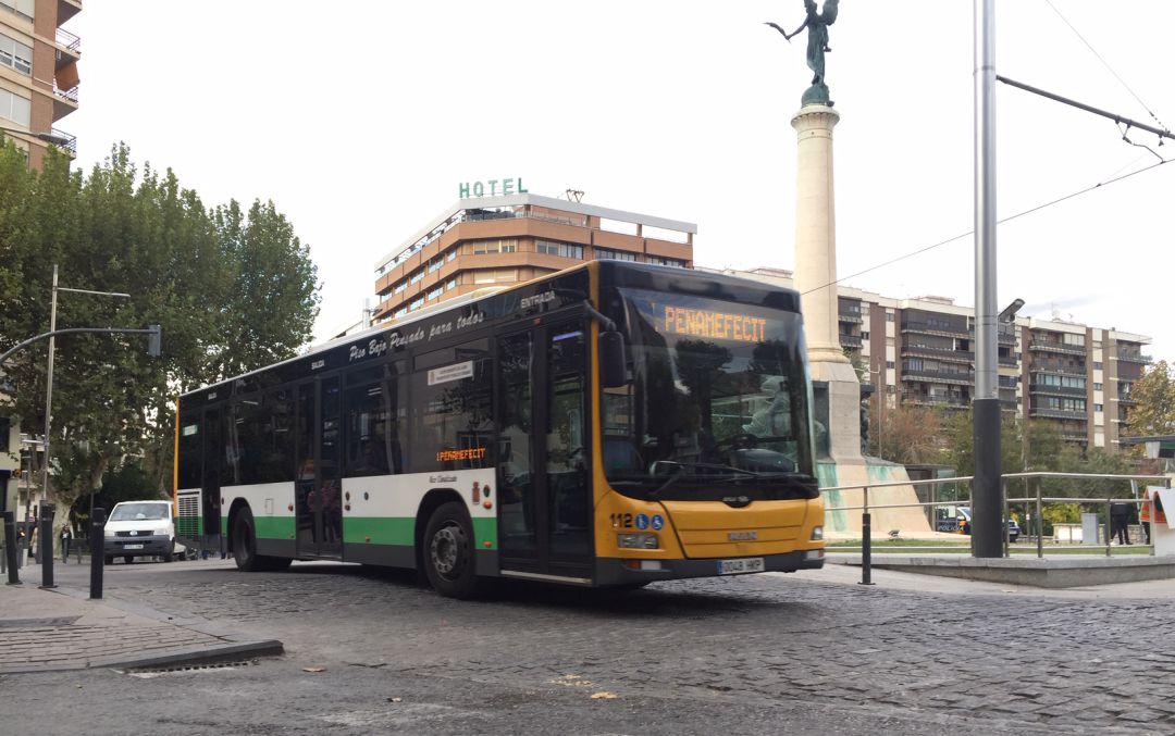 Un autobús circula por la plaza de las Batallas. Un autobús circula por la plaza de las Batallas.