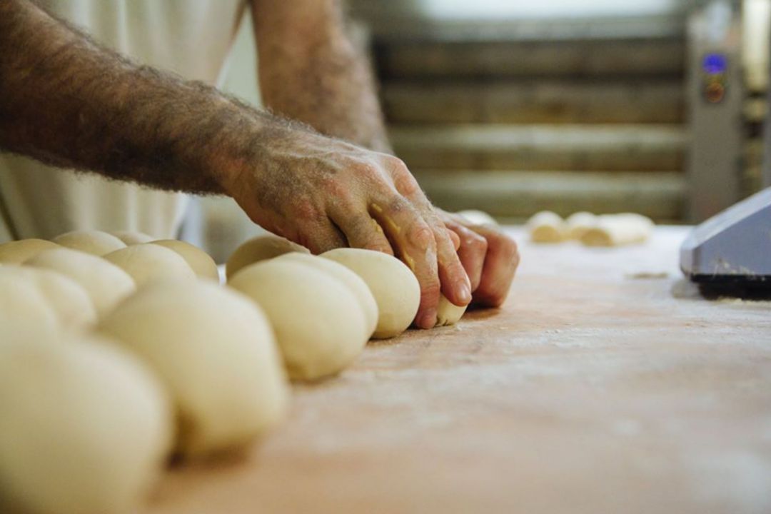 Un socio de PANESPAN amasando pan Un socio de PANESPAN amasando pan