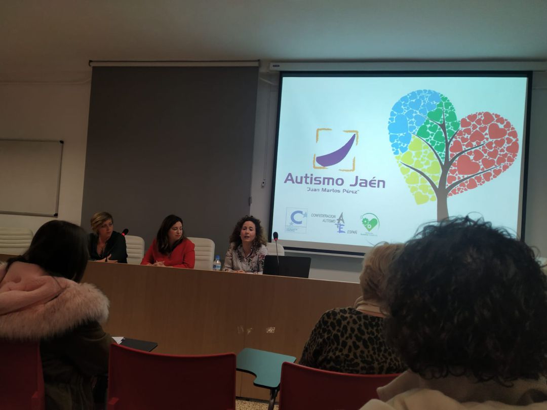 Momento de la charla sobre el Autismo, con intervenciones de AnaParras, Belén PPérez y Juani Vílchez Momento de la charla sobre el Autismo, con intervenciones de AnaParras, Belén PPérez y Juani Vílchez