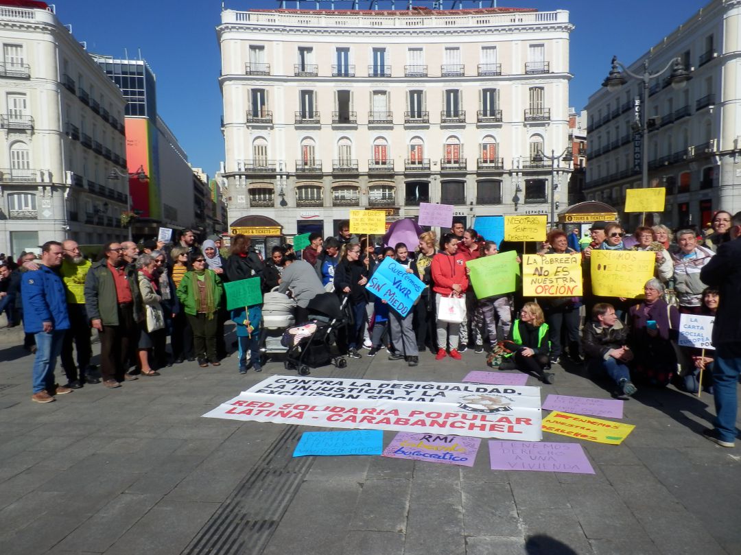 Manifestantes por la RMI en Sol Manifestantes por la RMI en Sol