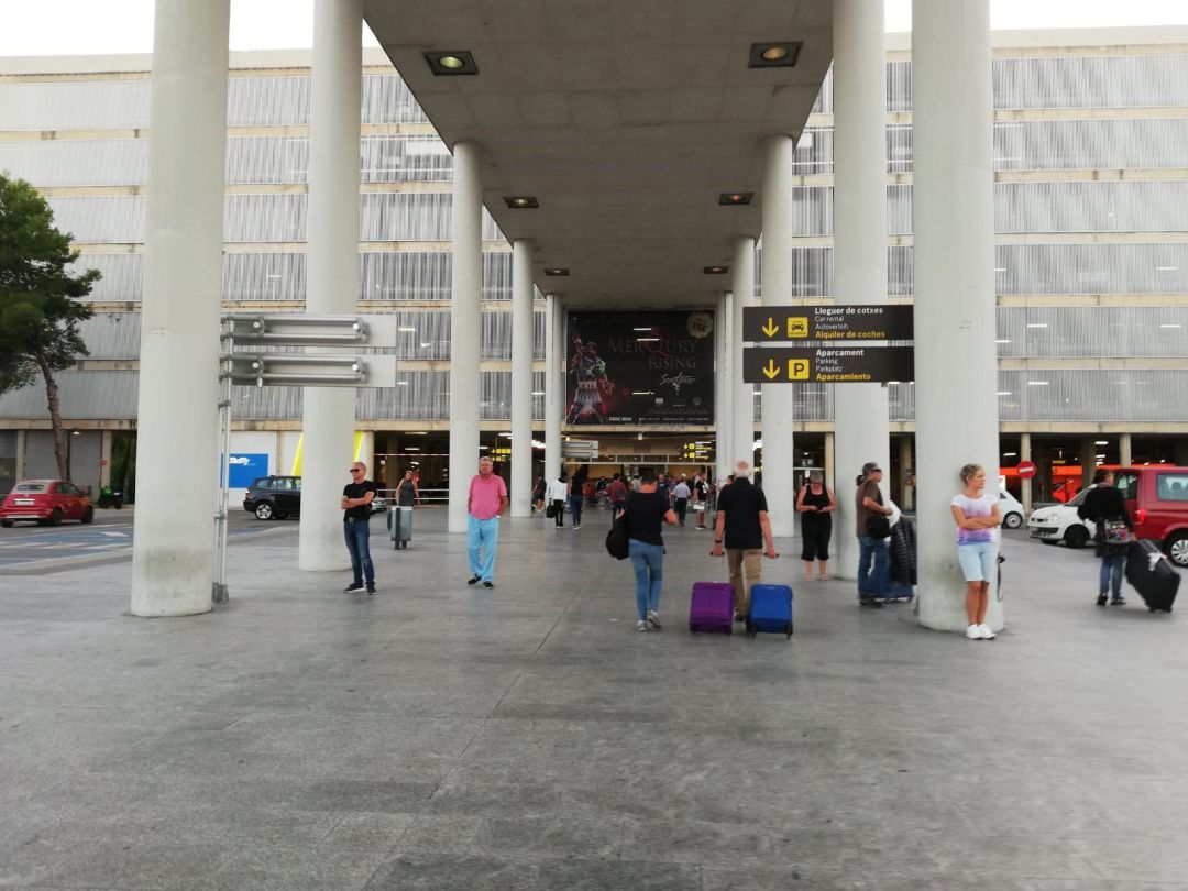 Turistas en la terminal de llegadas en el aeropuerto de Palma. Turistas en la terminal de llegadas en el aeropuerto de Palma.