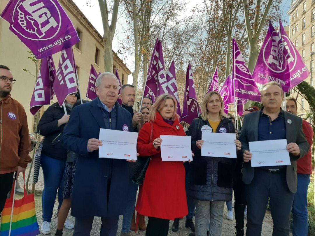 Los sindicatos entregan en San Esteban un decálogo contra la brecha salarial en la región de Murcia Los sindicatos entregan en San Esteban un decálogo contra la brecha salarial en la región de Murcia