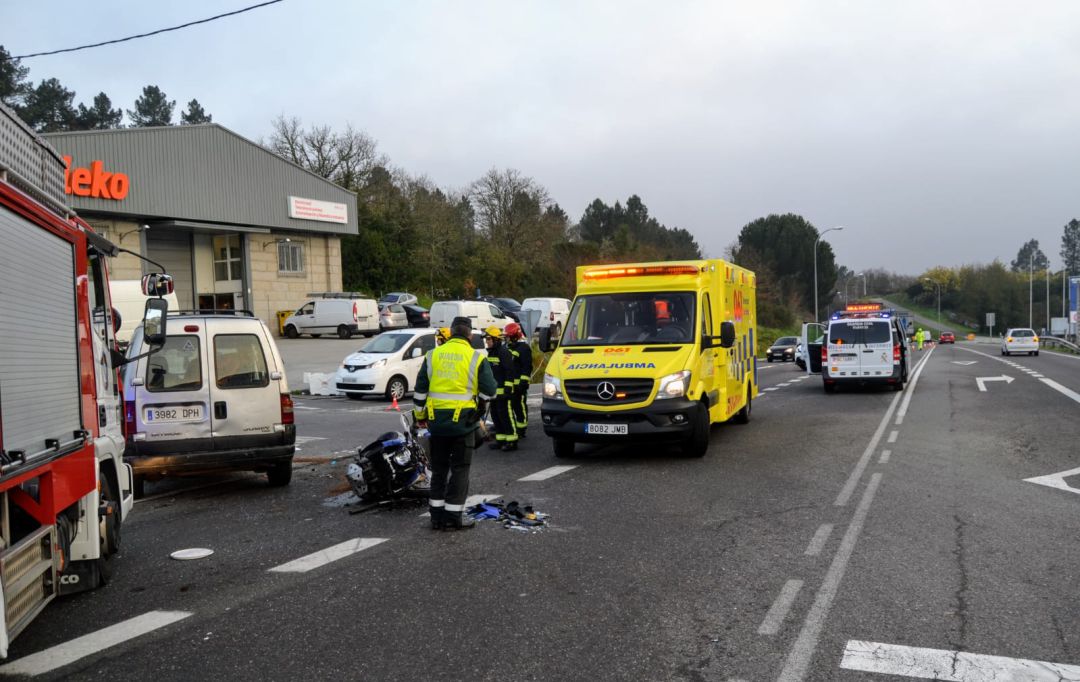 La moto destrozada en el suelo tras impactar con la furgoneta La moto destrozada en el suelo tras impactar con la furgoneta