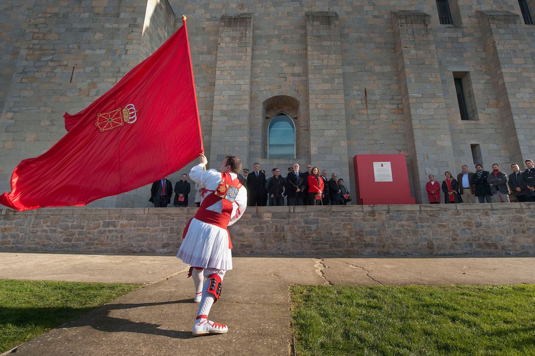 Una bandera de Navarra, exhibida en un acto oficial junto al Archivo General en Pamplona. Una bandera de Navarra, exhibida en un acto oficial junto al Archivo General en Pamplona.