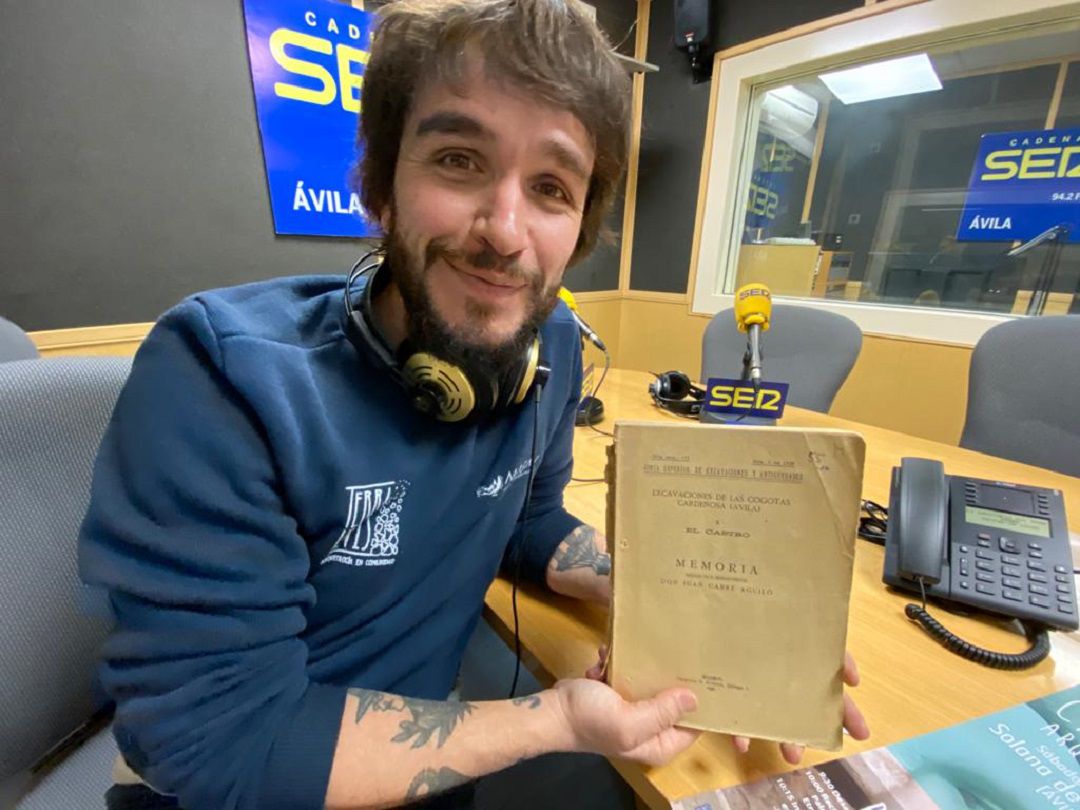 Juan Pablo López con un ejemplar del trabajo realizado por Juan Cabré en el Castro de las Cogotas Juan Pablo López con un ejemplar del trabajo realizado por Juan Cabré en el Castro de las Cogotas