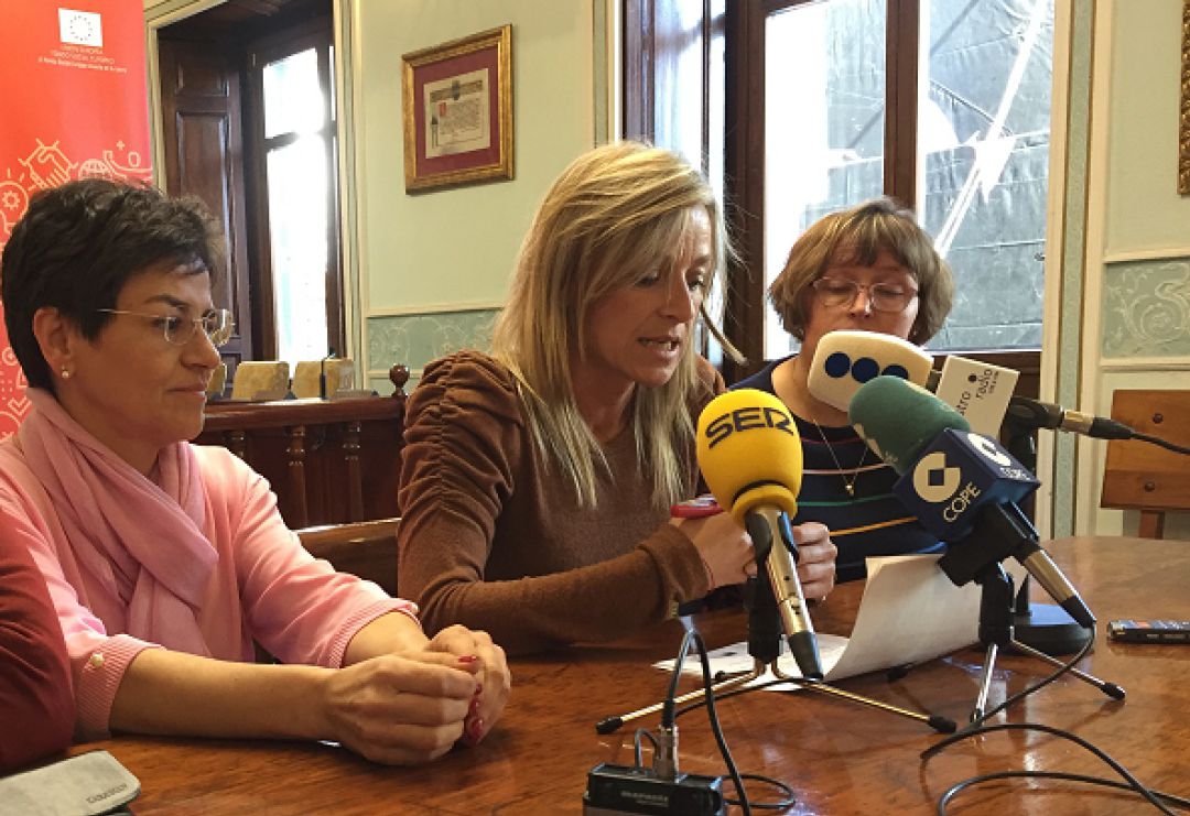 La alcaldesa de Castro Urdiales presenta los cursos de formación. La alcaldesa de Castro Urdiales presenta los cursos de formación.