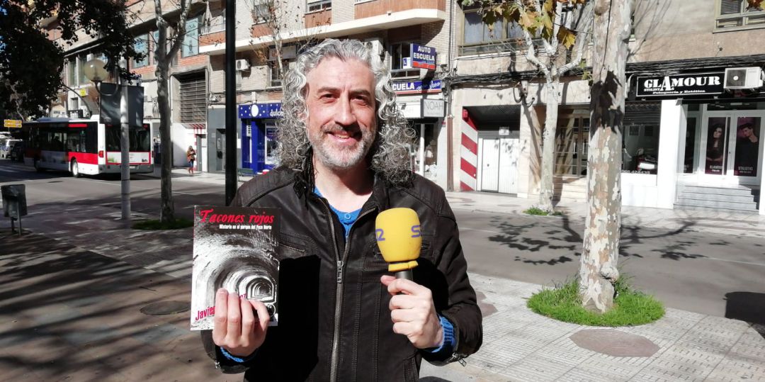 Javier Márquez, con su libro y nuestro micrófono Javier Márquez, con su libro y nuestro micrófono