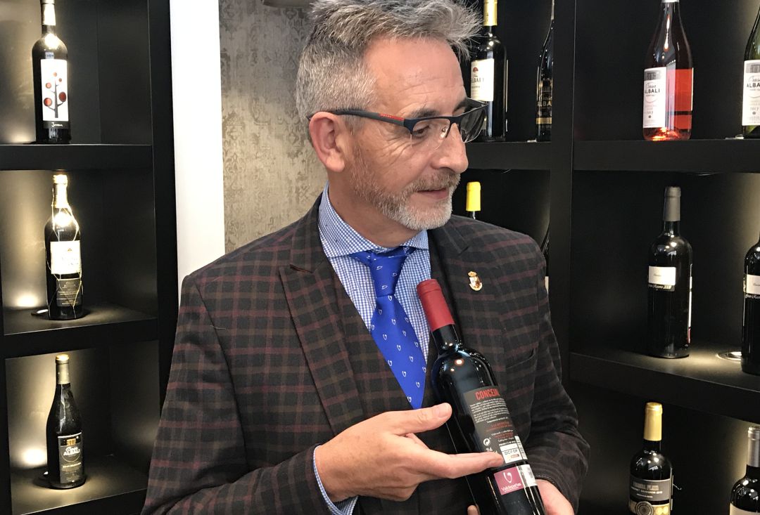 El presidente de la DO Valdepeñas, Jesús Martín, durante la presentación de las nuevas contraetiquetas. Una presentación que se realizó el pasado 2018 El presidente de la DO Valdepeñas, Jesús Martín, durante la presentación de las nuevas contraetiquetas. Una presentación que se realizó el pasado 2018