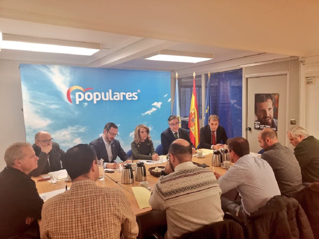 Encuentro entre populares y comité de empresa de Alu Ibérica. Encuentro entre populares y comité de empresa de Alu Ibérica.