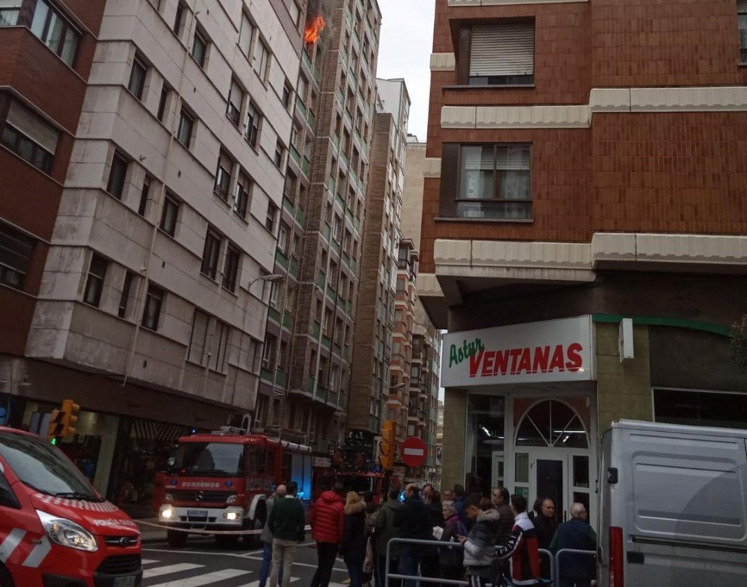 Llamas producidas en el incendio de la vivienda. Llamas producidas en el incendio de la vivienda.