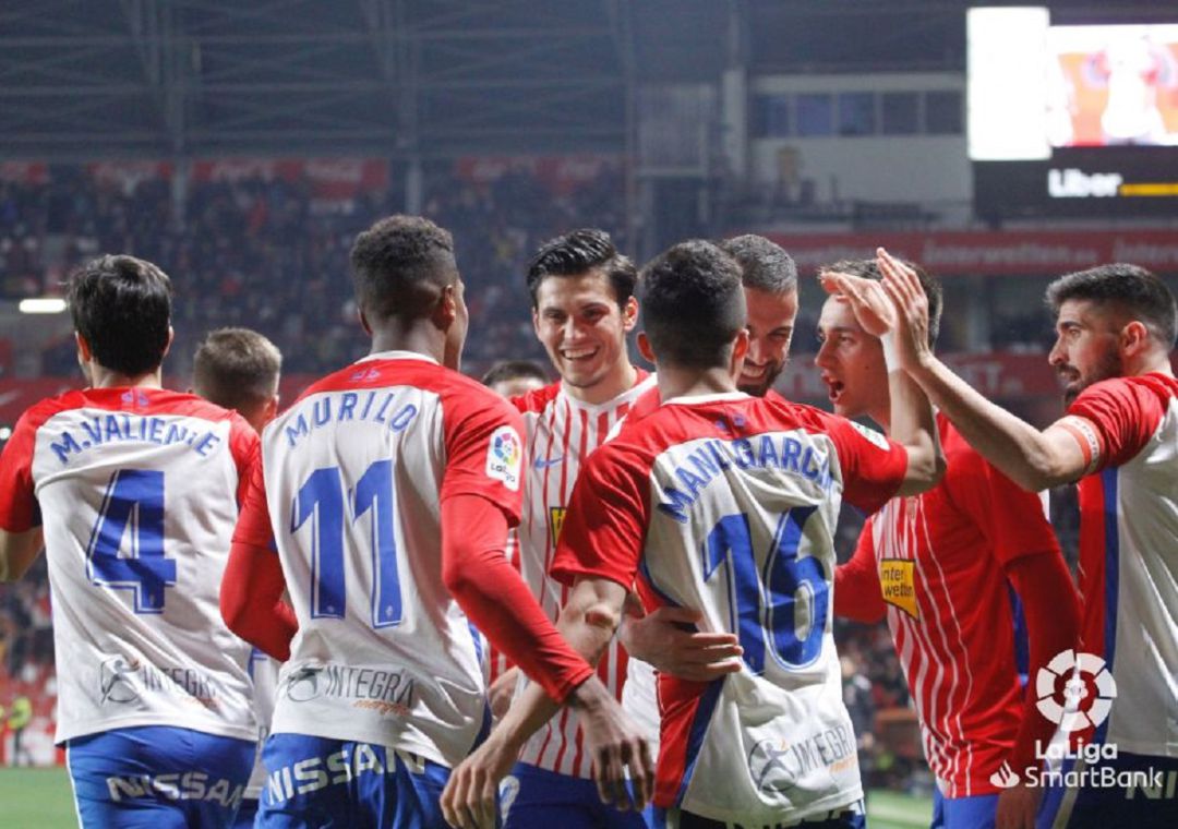Los jugadores rojiblancos celebran el gol de Álvaro Vázquez Los jugadores rojiblancos celebran el gol de Álvaro Vázquez