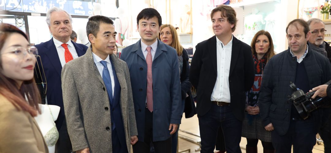 El embajador en funciones de China en España, empresarios, autoridades nacionales, regionales y locales han visitado el polígono Cobo Calleja de Fuenlabrada. El embajador en funciones de China en España, empresarios, autoridades nacionales, regionales y locales han visitado el polígono Cobo Calleja de Fuenlabrada.