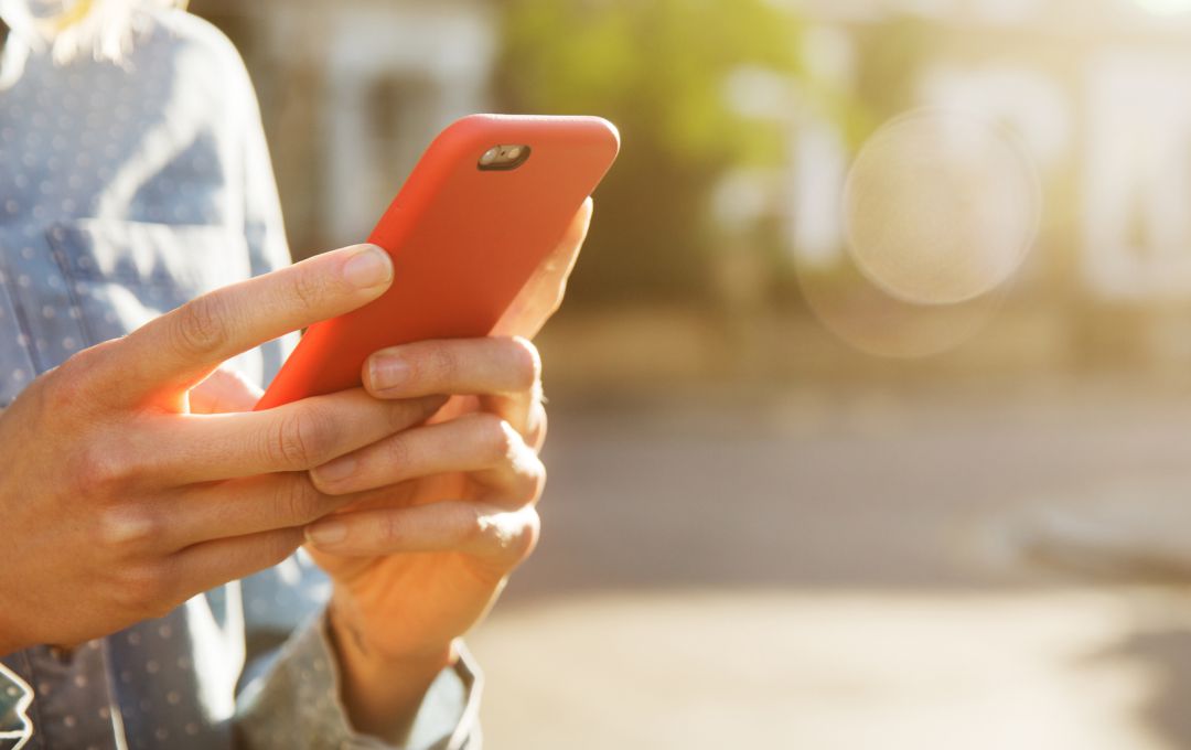 Una mujer utilizando su teléfono móvil. Una mujer utilizando su teléfono móvil.