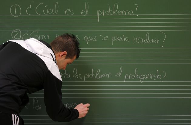 Un profesor escribe en un clase del colegio público "San Miguel Arcangel", en Escalada (Burgos). Un profesor escribe en un clase del colegio público "San Miguel Arcangel", en Escalada (Burgos).