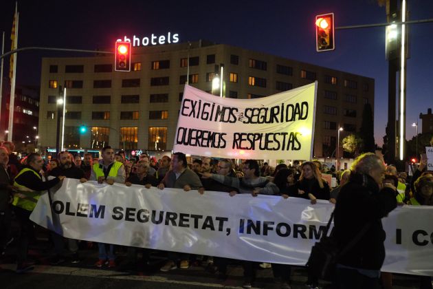 Cabecera de la manifestación del sector petroquímico con una pancarta que dice 'Exigimos seguridad, queremos respuestas' en Tarragona. Cabecera de la manifestación del sector petroquímico con una pancarta que dice 'Exigimos seguridad, queremos respuestas' en Tarragona.