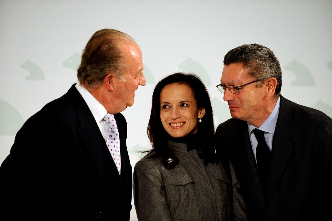 Beatriz Corredor, entre el rey emérito Juan Carlos I y el exministro Alberto Ruiz Gallardón, en diciembre de 2009. Beatriz Corredor, entre el rey emérito Juan Carlos I y el exministro Alberto Ruiz Gallardón, en diciembre de 2009.