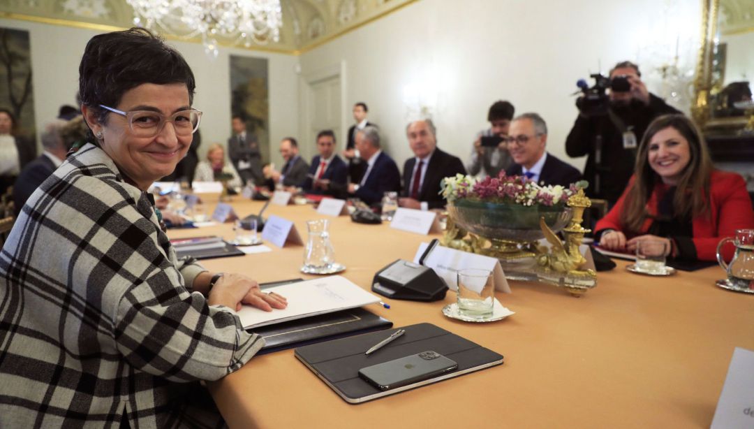 La ministra de Asuntos Exteriores, Arancha González Laya (i) durante la reunión con los alcaldes de todos los municipios del Campo de Gibraltar. La ministra de Asuntos Exteriores, Arancha González Laya (i) durante la reunión con los alcaldes de todos los municipios del Campo de Gibraltar.