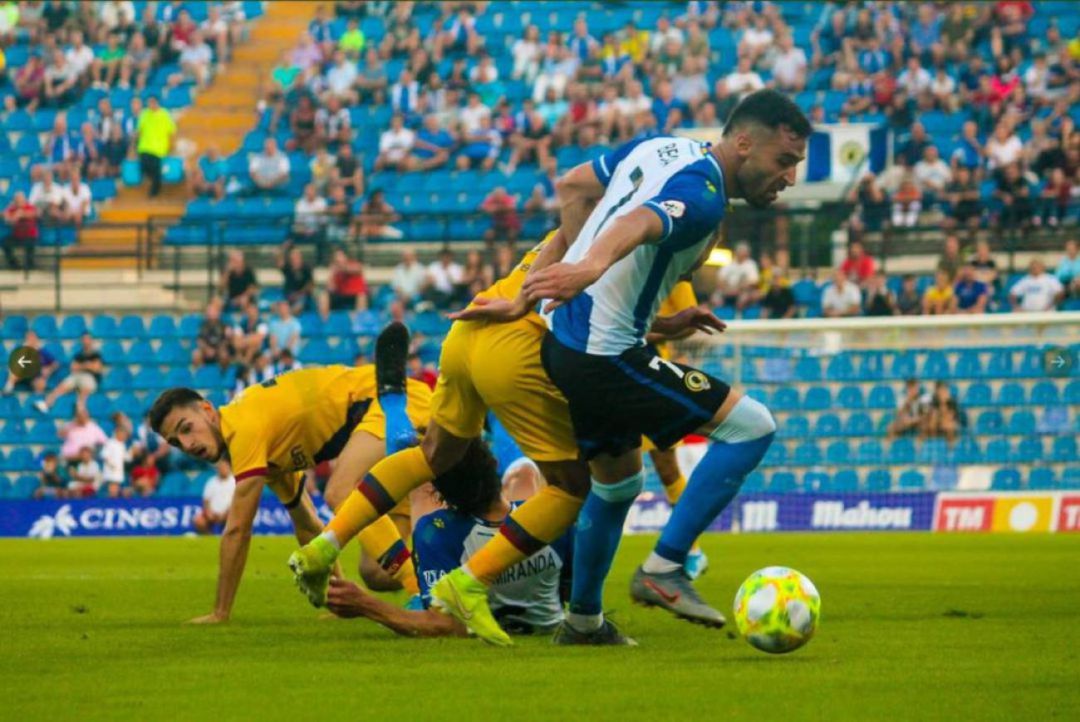 Benja Martínez disputa un balón en el partido de ida ante el Barça B Benja Martínez disputa un balón en el partido de ida ante el Barça B