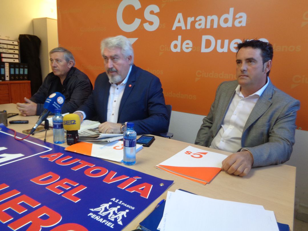 De izq. a dcha.Javier Barrio, alcalde de Langa de Duero, José Ignacio Delgado, procurador de Ciudadanos, y Antonio Muñoz, alcalde de Haza De izq. a dcha.Javier Barrio, alcalde de Langa de Duero, José Ignacio Delgado, procurador de Ciudadanos, y Antonio Muñoz, alcalde de Haza