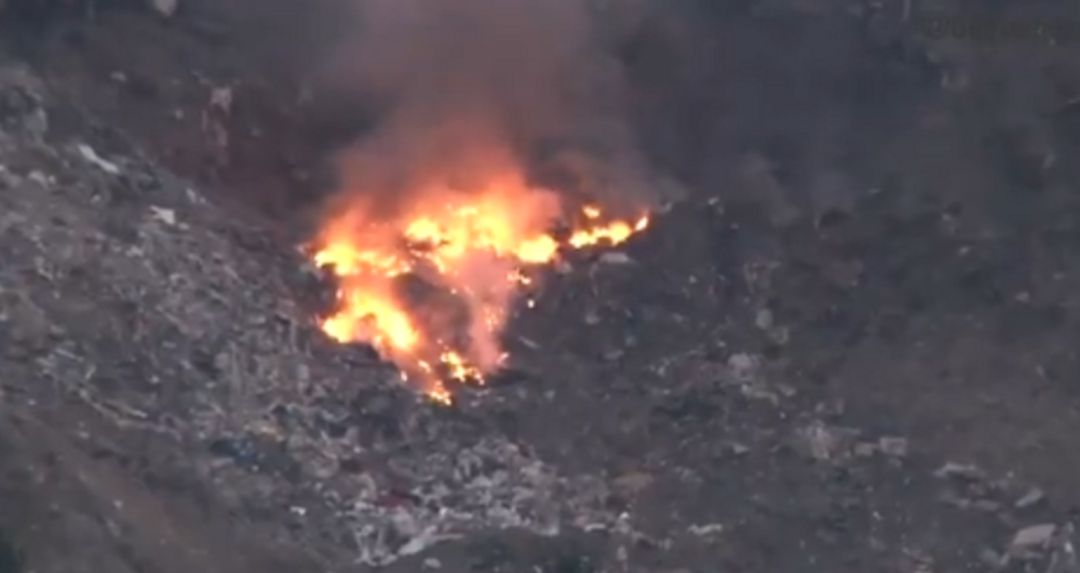 Fuego en el vertedero de Zaldivar. Fuego en el vertedero de Zaldivar.