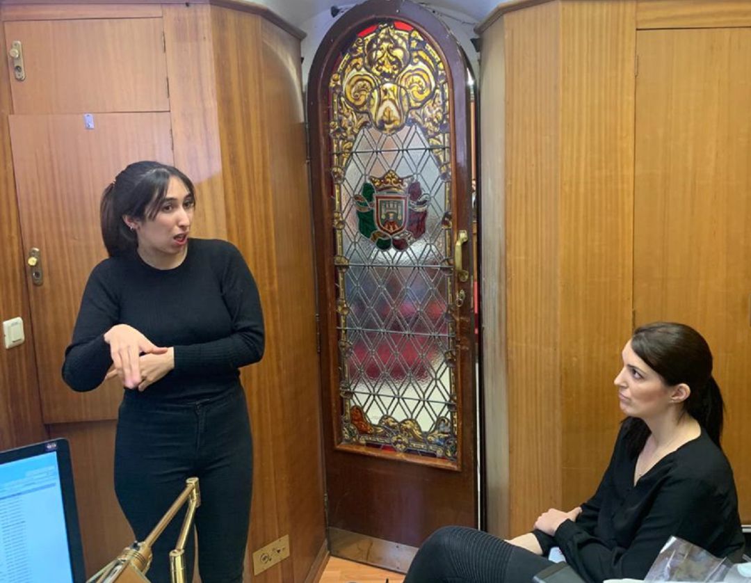 Traductoras a la Lengua de Signos en el pleno del Ayuntamiento de Burgos Traductoras a la Lengua de Signos en el pleno del Ayuntamiento de Burgos