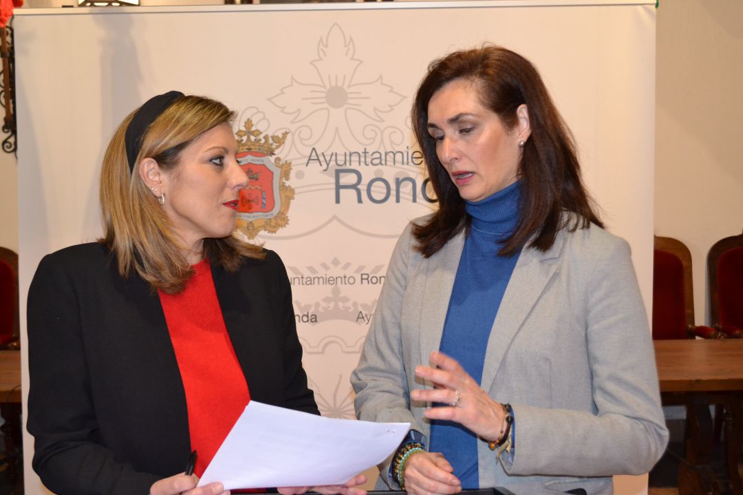 Las ediles de Contratación y Asuntos Sociales, Mari Carmen Martínez y Cristina Durán, dialogando ante la prensa Las ediles de Contratación y Asuntos Sociales, Mari Carmen Martínez y Cristina Durán, dialogando ante la prensa