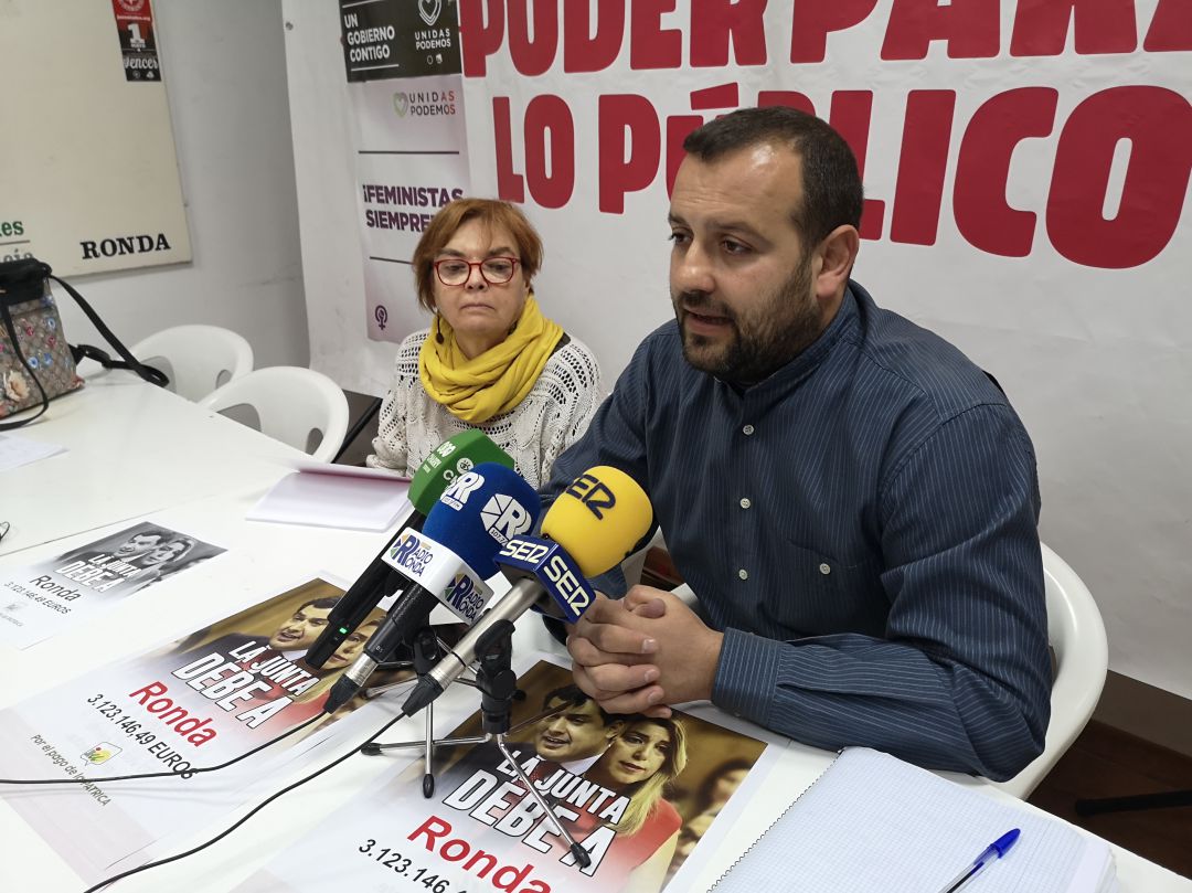 Beatriz Mut y Álvaro Carreño ante la prensa en la sede municipal de IU Ronda Beatriz Mut y Álvaro Carreño ante la prensa en la sede municipal de IU Ronda